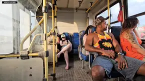 Een getrouwde vrouw geeft een kus aan een vreemde man in de bus en slaapt met hem.