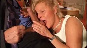 Reife, kurzhaarige, deutsche Blondine