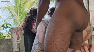 fudendo duas amiga putas sem proteçao num banco de uma praça pulblica