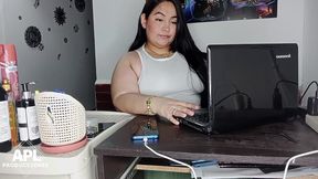 llego a mi oficina y le doy un rico masaje a mi companera y me la termino follando en la oficina - historia completa