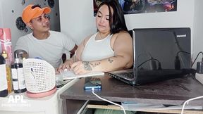 llego a mi oficina y le doy un rico masaje a mi companera y me la termino follando en la oficina - historia completa