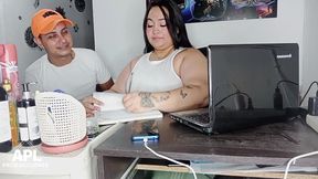 llego a mi oficina y le doy un rico masaje a mi companera y me la termino follando en la oficina - historia completa