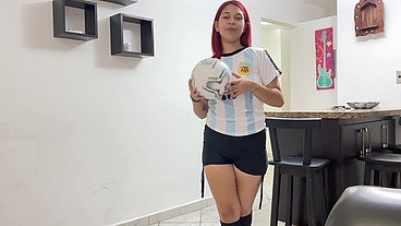Jugando Futbol con mi Madrastra - Hijastro le Enseña a su Sexy Madrastra a Jugar Futbol