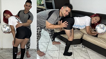Jugando Futbol con mi Madrastra - Hijastro le Enseña a su Sexy Madrastra a Jugar Futbol
