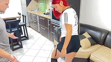 Jugando Futbol con mi Madrastra - Hijastro le Enseña a su Sexy Madrastra a Jugar Futbol