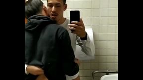 ENGOLE MINHA ROLA NO BANHEIRO