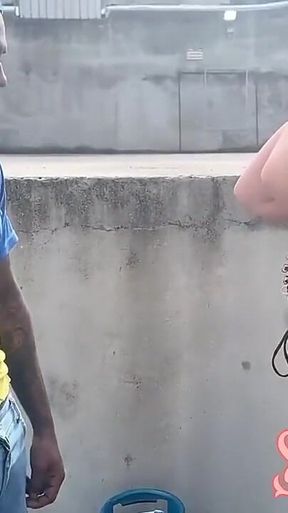 Suzie Slut Saiu Para Comprar Gas Usando Apenas Um Vestido Sem Calcinha O Atendente Nao Conseguiu Resistiu Comeu Cuzinho Dela
