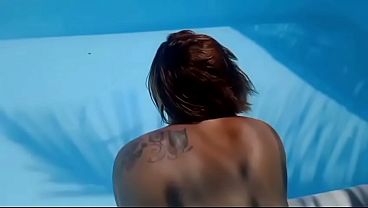 Ruiva casada se exibindo no condom&iacute_nio na piscina