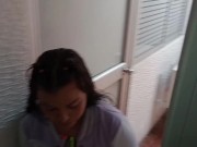 Mientras hago mis tareas de la escuela, me hace el mejor oral mi linda hermanastra.