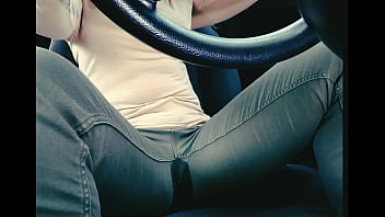 トイレに行きたいのに渋滞にはまってしまいあえなくおもらしをしてしまったお姉さん