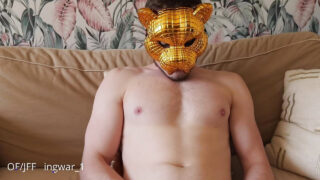 Genç, beyaz tenli, iri penisli erkeklerle amatör oral seks, korunmasız cinsel ilişki ve boşalma sahneleri.