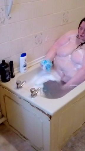Sbbw attempts to take a bath, can she fit?