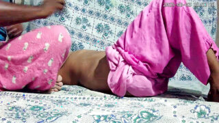 Une étudiante asiatique de 18 ans baisée dans le cul par une grosse bite