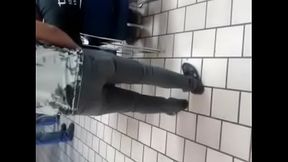 Chavo sexy en el banco