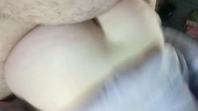 mulher de 24 anos bem sentada no coroa