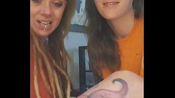 LESBIAN KISS IN PERISCOPE