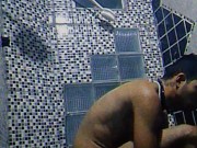 Tomando banho na casa do meu pai