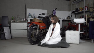 Malá prsatá teenagerka Anastasia Mistress dostane svou kundičku pěstí a souloží, dokud nestříká v BDSM akci