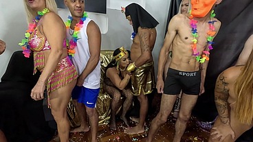 Folia Mattos Movies nosso carnaval com as safadas mais gostosas do Brasil - Suruba, anal, boquete e porra vem cair na folia