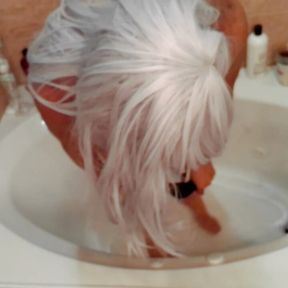 Cyno Cosplay Oiling up in the Tub