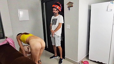 Safada sozinha em casa recebe motoboy só de toalha de banho!