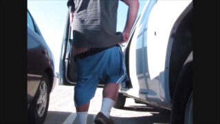 Amateuristische, mollige homomannen met enorme penissen masturberen in de buitenlucht en spuiten enorme hoeveelheden sperma over ronde billen.