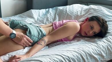 Fucked en klassekammerat, mens hun spillede på telefonen og færdig i munden