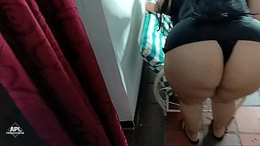Llego a casa de mi hermanastro a visitar y encuentro a su mujer en faldita, lista para que me la folle. HISTORIA COMPLETA
