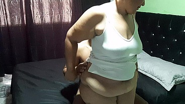 Me follo a mi vecina madura