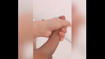 Novinho dotado gozando