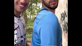 FUI FAZER TRILHA NO PARQUE E ENCONTREI UM PAUZUDO BATENDO UMA. CAI DE BOCA E DEPOIS DEIXEI ELE LEITAR MEU CUZINHO.