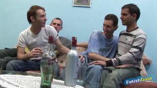 Молодых парней трахают в анал без седла