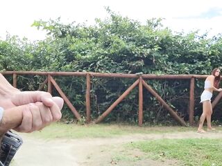 Punheta arriscada na rua e moça estranha viu!