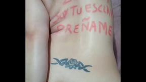 Loirinha ga&uacute_cha dan&ccedil_ando de quatro e enfiando consolo no cuzinho