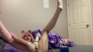 step daughter fills her pussy with my latex gloves and cums all over them using her hitachi