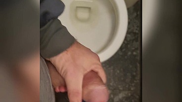 Batendo uma no banheiro