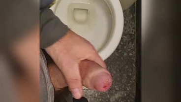 Batendo uma no banheiro