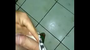 Gozando muito no Banheiro (parte1)