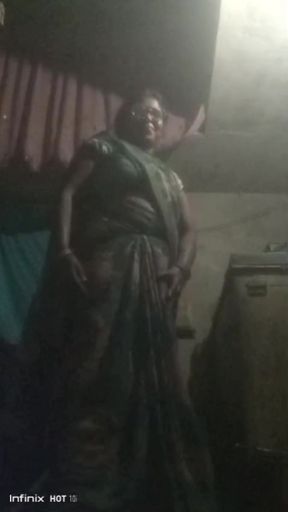 Yangzi apni chut ka ched dikhati hai uska naraj pati jangal me mutthi marta hai