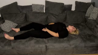 Selbstbefriedigung masturbieren Couch multiple orgasmen stöhnen zittern zucken Fingern Klitoris