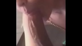 loira vadia de olhos azuis pagando boquete no banho