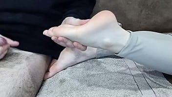 I let my foot fetishist friend give me an oiled foot massage and cum on my soles