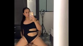 Morena latina le encanta verse follando frente al espejo