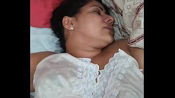 Mulher Indiana enfiando pau gigante na garganta e levando socadas estocadas forte na buceta