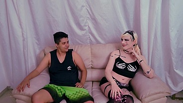 ESTRÉIA DA SAPATONA: FICOU LOUCA DE TESÃO PELA FEMBOY E COMEU ELA BEM FORTE - FEMBOY DORIAN DRAKE