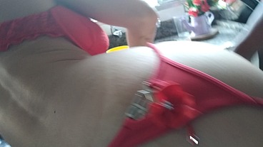 Uma brincadeira que acabou numa foda na cozinha e gozada na bucetinha