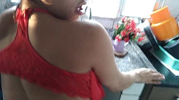 Uma brincadeira que acabou numa foda na cozinha e gozada na bucetinha