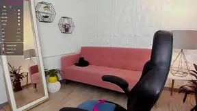 Thong-wearing Latina hottie with a juicy bubble booty lures passersby with