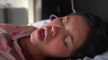 Mia se estira al despertar y termina masturb&aacute_ndose con maestr&iacute_a. Sus dedos y un vibrador poderoso la llevan a un orgasmo intenso y deliciosamente h&uacute_medo.