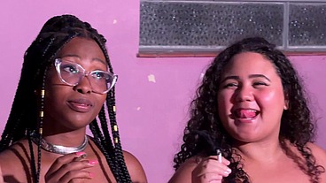 Fumando pelada com as minhas amigas e conversando